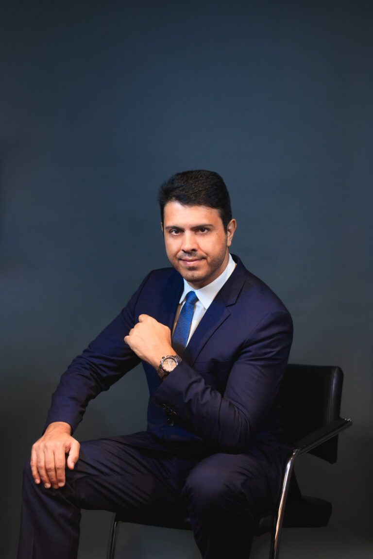 Ensaio fotográfico realizado para o cirurgião do aparelho digestivo Dr. Fábio Barros, com foco em fortalecer sua presença digital dentro da assessoria de marketing médico da Veemob. As imagens foram pensadas para uso no site e em conteúdos estratégicos, transmitindo confiança, acolhimento e profissionalismo. Isso ajuda o paciente a se sentir seguro e bem recebido antes mesmo da primeira consulta.