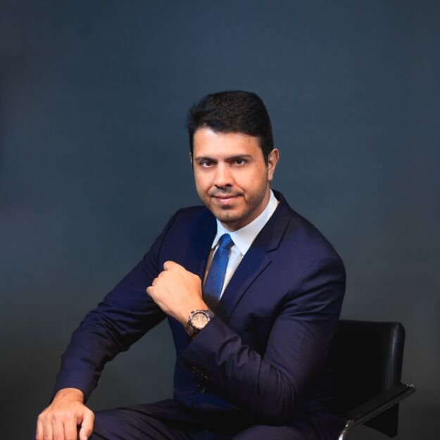 Ensaio fotográfico realizado para o cirurgião do aparelho digestivo Dr. Fábio Barros, com foco em fortalecer sua presença digital dentro da assessoria de marketing médico da Veemob. As imagens foram pensadas para uso no site e em conteúdos estratégicos, transmitindo confiança, acolhimento e profissionalismo. Isso ajuda o paciente a se sentir seguro e bem recebido antes mesmo da primeira consulta.